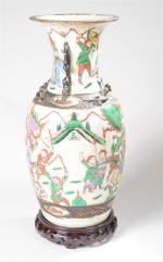CANTON (20ème). Vase en porcelaine craquelée à décor de scène...