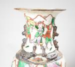 CANTON (20ème). Vase en porcelaine craquelée à décor de scène...
