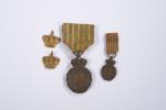 FRANCE Médaille de Sainte-Hélène. Lot de 2 décorations, dont une...