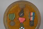 FRANCE Lot de 4 décorations, dont Sainte-Hélène, Légion d'honneur Encadré...