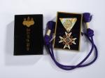 JAPON Ordre du Trésor sacré. Croix d'Officier. Vermeil, émail, ruban...