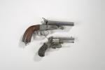 LOT : revolver à broche ; pistolet double, à chiens extérieurs. (accidents...