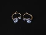 PENDANTS d'oreilles (paire de) griffés de deux diamants à collerette....