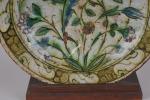 TURQUIE OTTOMANE, 17eme siècle.
PLAT en céramique siliceuse à décor peint...