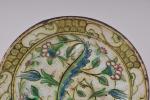 TURQUIE OTTOMANE, 17eme siècle.
PLAT en céramique siliceuse à décor peint...