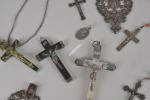 BOUCLES de CEINTURES (deux) en argent, chapelets, croix en nacre...
