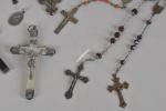 BOUCLES de CEINTURES (deux) en argent, chapelets, croix en nacre...