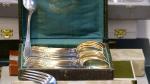 LOT (2 caisses) de métal argenté : couverts Christofle