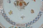 CHINE, Cie des Indes, vers 1760.
PLAT circulaire en porcelaine à...