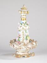 JACOB PETIT, 19ème siècle. Flacon balustre en porcelaine dorée et...
