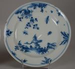 MOUSTIERS
Deux assiettes décorées en camaïeu bleu d'oiseau fantastique, Chinois, insectes...