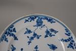 MOUSTIERS
Deux assiettes décorées en camaïeu bleu d'oiseau fantastique, Chinois, insectes...