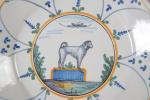 NIVERNAIS
Assiette à bord contourné, décor polychrome d'un chien (ou mouton...
