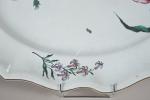 STRASBOURG
Grand plat ovale à bord contourné, décor polychrome d'un jeté...