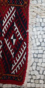 BOUKHARA. Tapis d'Orient en laine à fond rouge. 301 x...