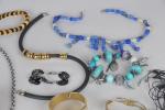 LOT de bijoux fantaisies dont collier et bracelet en ambre,...