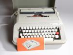 MACHINE à écrire de marque UNDERWOOD 319