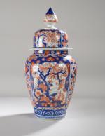JAPON (20ème). Grand vase en porcelaine Imari avec grand couvercle...