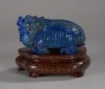 CHINE (20ème). Dragon en pierre dure lapis lazuli