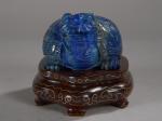 CHINE (20ème). Dragon en pierre dure lapis lazuli