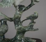 CHINE (20ème). Trois oiseaux sur une branche en pierre dure...