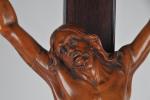 CHRIST (Important) en buis sculpté sur croix en placage de...