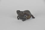 JAPON (19ème). Crapaud en bronze. H. 4,5 cm - L....