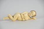 CHINE, 19ème siècle. Statuette de femme en ivoire sculpté, la...