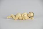 CHINE, 19ème siècle. Statuette de femme en ivoire sculpté, la...