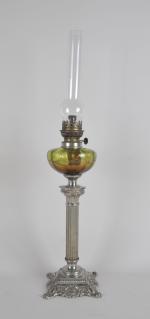LAMPE à pétrole en verre émaillé et métal. H. 46...