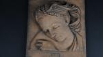 MOULAGE en bas relief d'une tête de femme à l'antique