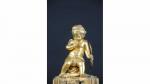 PENDULE (petite) en bronze ciselé et doré à décor d'une...
