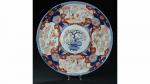 PLAT (grand) en porcelaine du Japon à décor Imari d'un...