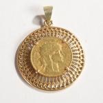 PENDENTIF circulaire en or jaune 18k griffé d'une monnaie de...