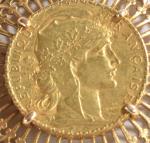 PENDENTIF circulaire en or jaune 18k griffé d'une monnaie de...