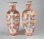 SATZUMA - Paire de vases en porcelaine à décor polychrome