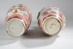 SATZUMA - Paire de vases en porcelaine à décor polychrome
