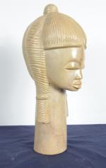 AFRIQUE, 20ème siècle. Tête de femme. Buste en pierre sculptée....