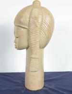 AFRIQUE, 20ème siècle. Tête de femme. Buste en pierre sculptée....