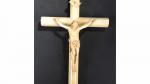 CHRIST en croix en ivoire. H. 35 cm (manque anneau...
