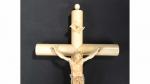 CHRIST en croix en ivoire. H. 35 cm (manque anneau...