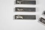 PORTE-COUTEAUX (six) porte-couteaux aux animaux de chasse en métal argenté
Expert...