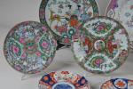 LOT comprenant trois assiettes en porcelaine Imari (diam. 21,5 cm),...
