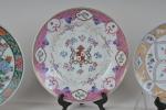 LOT comprenant trois assiettes en porcelaine Imari (diam. 21,5 cm),...