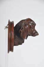 APPLIQUE d'une tête de chien sculptée en haut relief sur...