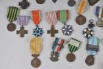 LOT de médailles, décorations, insignes militaires et civiles dont mérite...