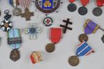 LOT de médailles, décorations, insignes militaires et civiles dont mérite...