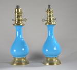 LAMPES (paire de) à pétrole en opaline bleu de forme...