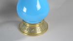 LAMPES (paire de) à pétrole en opaline bleu de forme...