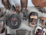 * LOT de divers souvenirs d'Afrique dont statuettes ; masques,...